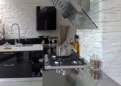 Küche mit Steinrückwand